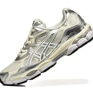 ASICS 米色银色金属叠加层网面鞋面跑鞋
