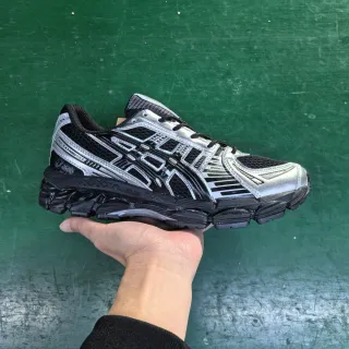 ASICS Gel-Kayano أحذية الجري الفضية والسوداء