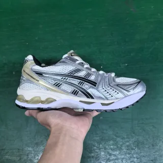ASICS Gel-Kayano चांदी काला सोना दौड़ने के जूते