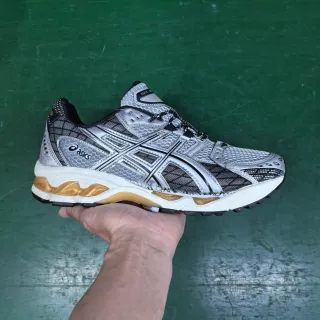 ASICS Gel-Kayano चाँदी काला सोना रनिंग जूते