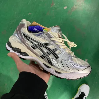 ASICS أحذية جري فضية سوداء معدنية علوية بطبعة النمر