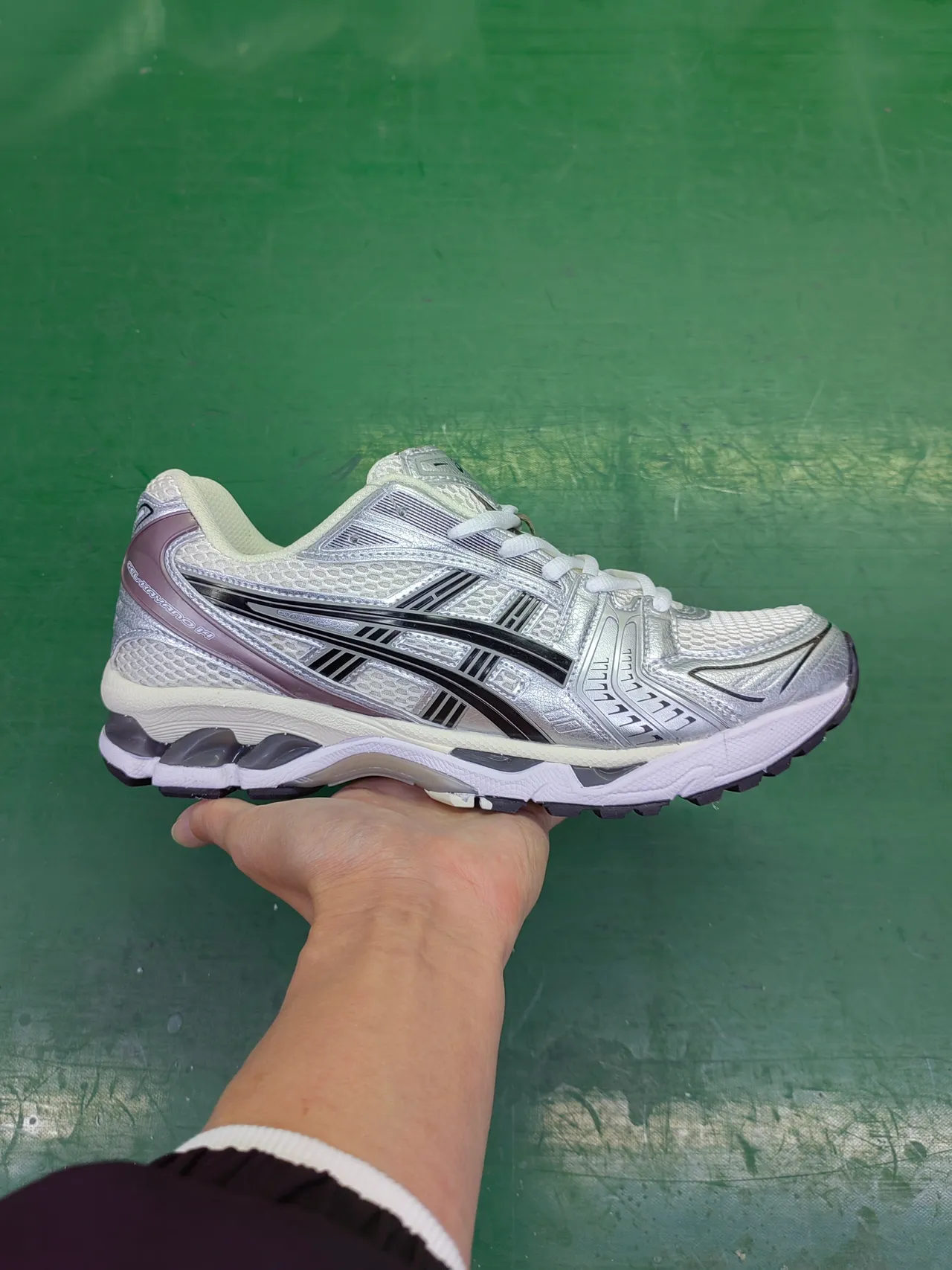 ASICS रूपाली कालो धातबिक उपरेर बाघेर स्ट्राइप ओभरले रानिङ शु 2