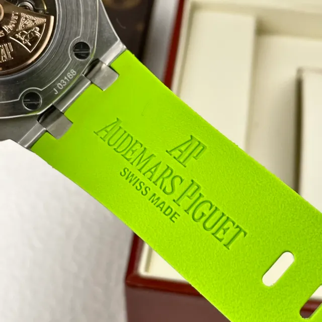 Audemars Piguet Royal Oak Offshore Diver verde lima relógio mecânico 4