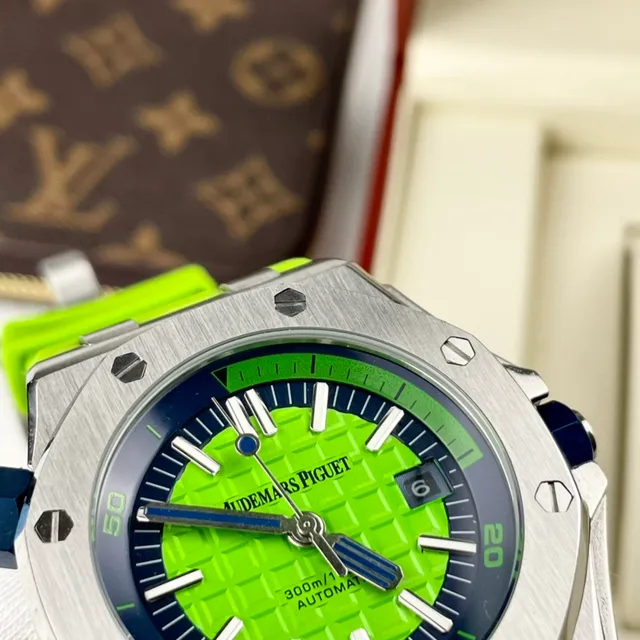 Audemars Piguet Royal Oak Offshore Diver verde lima relógio mecânico 7