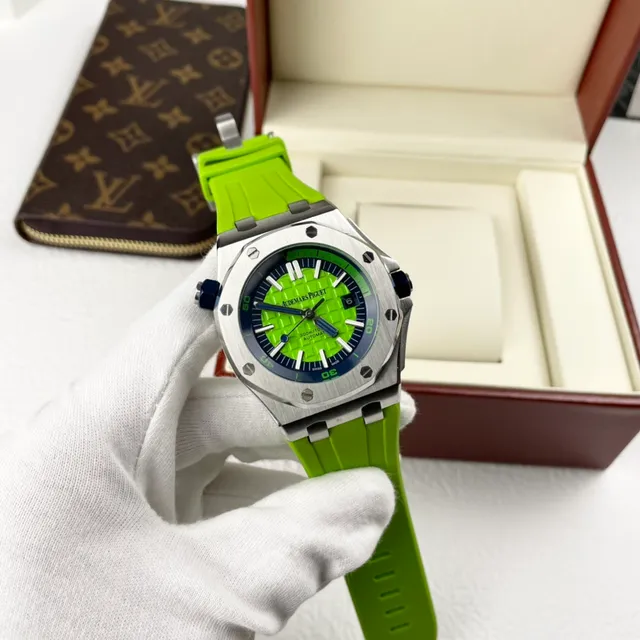 Audemars Piguet Royal Oak Offshore Diver verde lima relógio mecânico 9