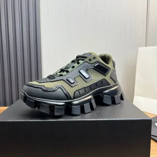 Balenciaga Zapatillas Chunky con suela negra, outsole con block-tread, color Army Green