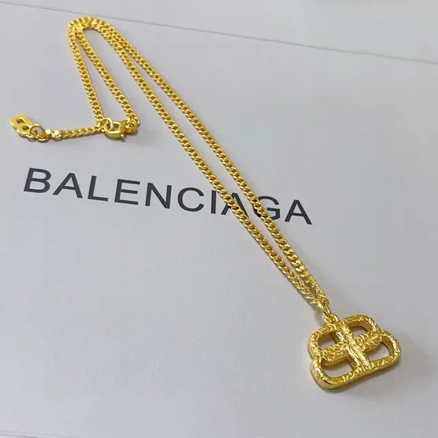 Balenciaga BB Interlocking Pendant सोने की जंजीर हार 4