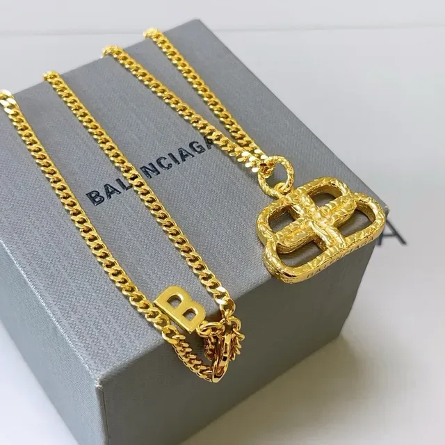 Balenciaga BB Interlocking Pendant सोने की जंजीर हार 7