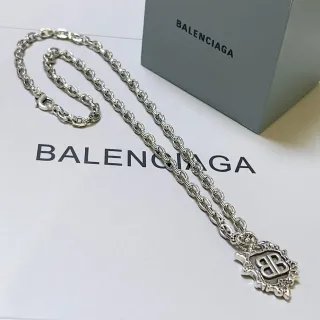 Balenciaga BB चाँदी टोन का सज्जित ढाल श्रृंखला मंगलसूत्र