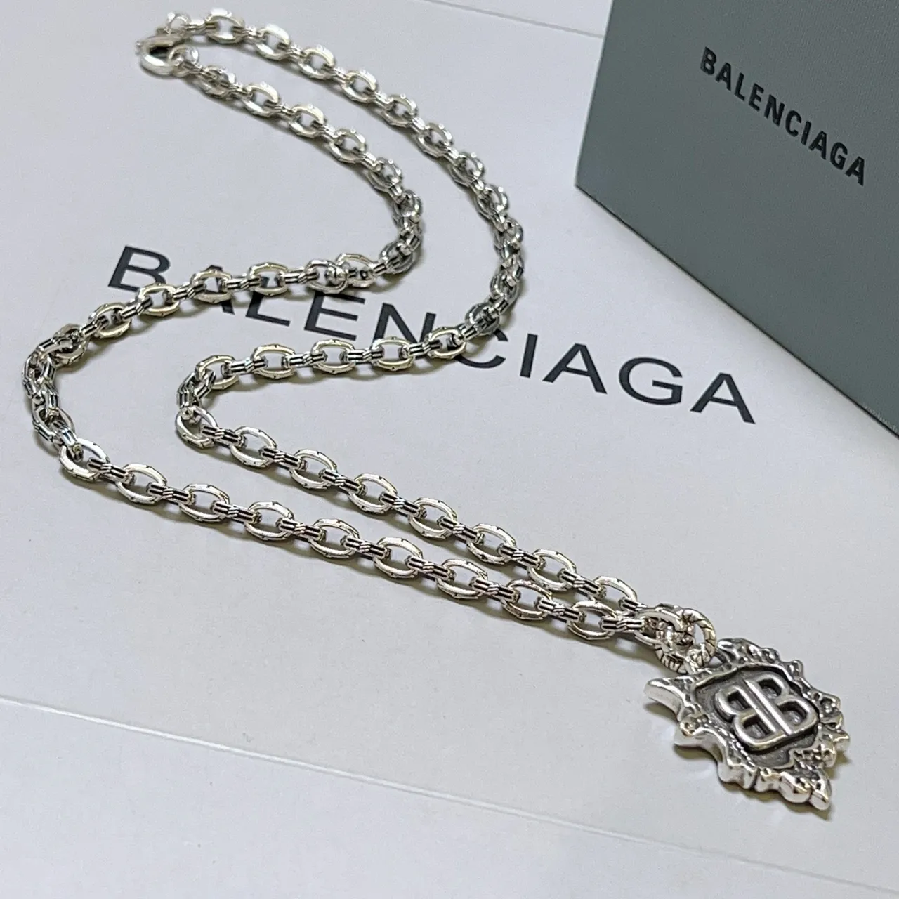 Balenciaga BB রূপার টোনের সজ্জিত ঢালের চেইন হার 2