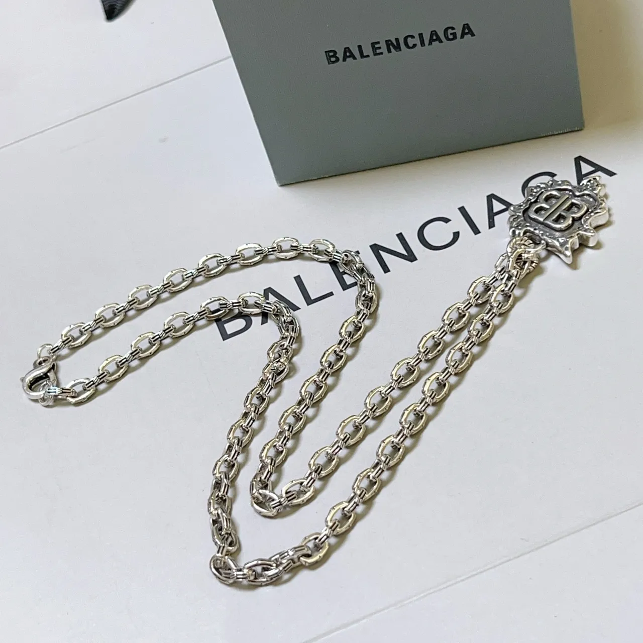 Balenciaga BB রূপার টোনের সজ্জিত ঢালের চেইন হার 7