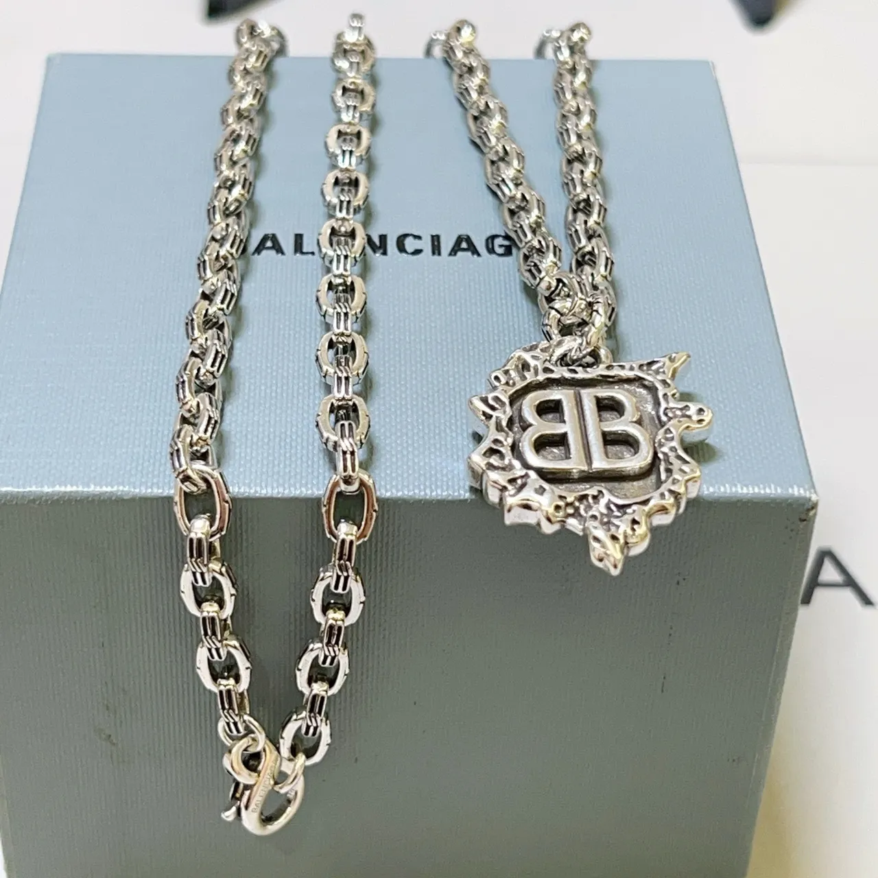 Balenciaga BB রূপার টোনের সজ্জিত ঢালের চেইন হার 4