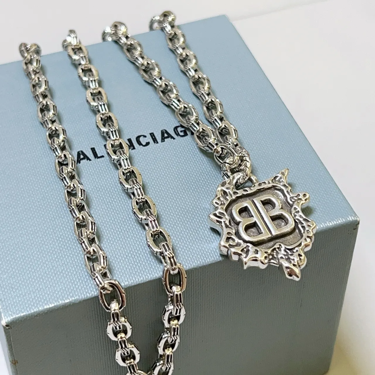 Balenciaga BB রূপার টোনের সজ্জিত ঢালের চেইন হার 5