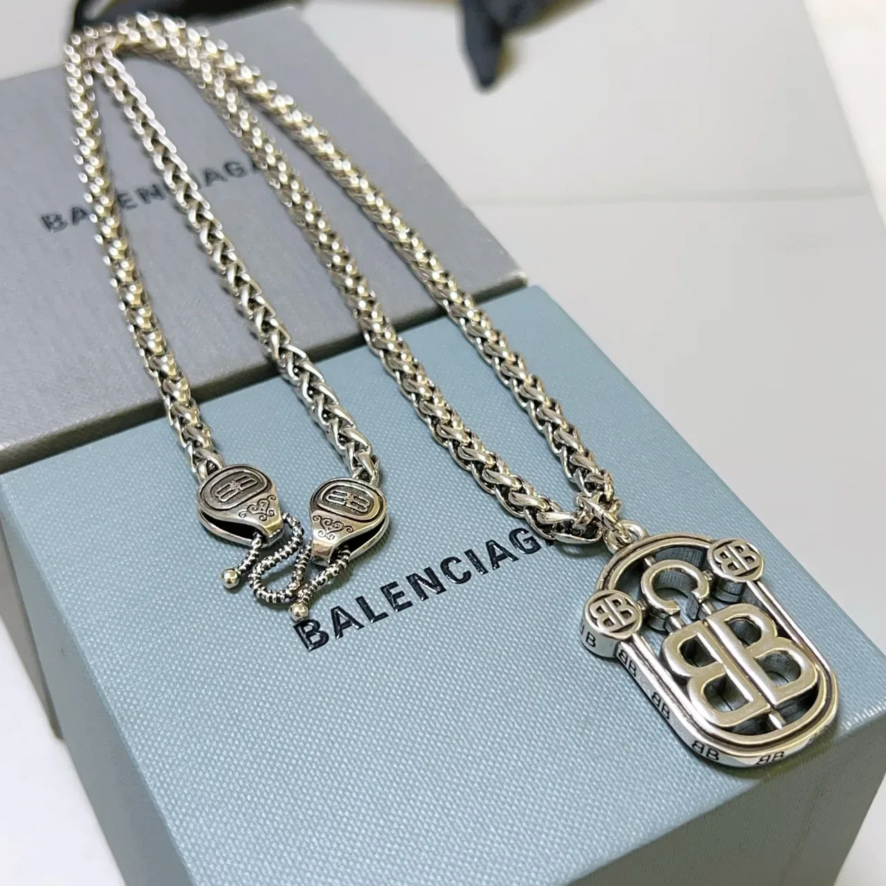 Balenciaga BB Shield 银色 粗曲链 吊坠项链 4