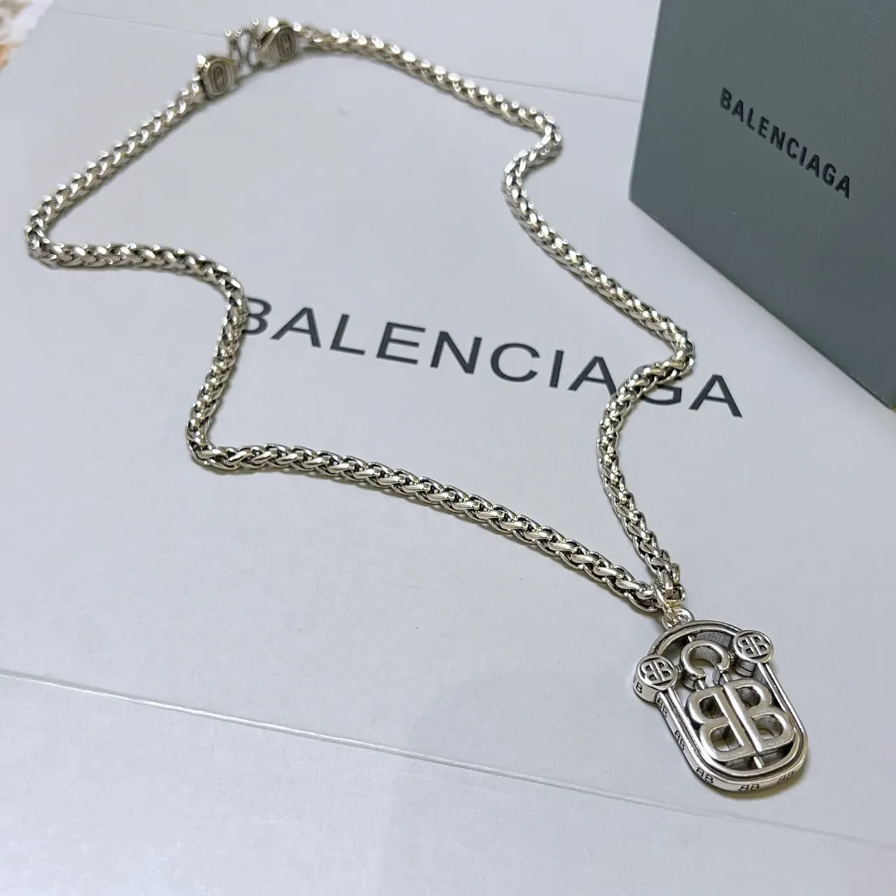 Balenciaga BB Shield 银色 粗曲链 吊坠项链 7