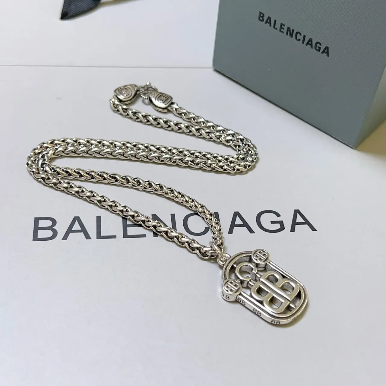 Balenciaga BB Shield 银色 粗曲链 吊坠项链 9