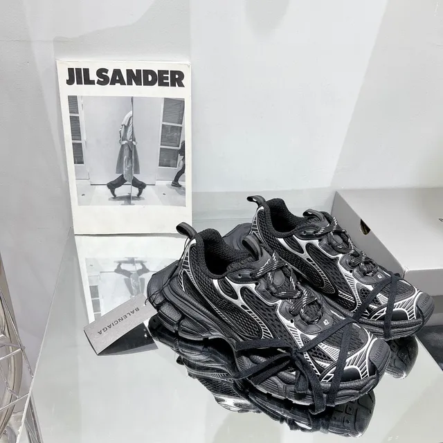 Balenciaga Tênis com sola preta e branca, upper de malha, chunky 6