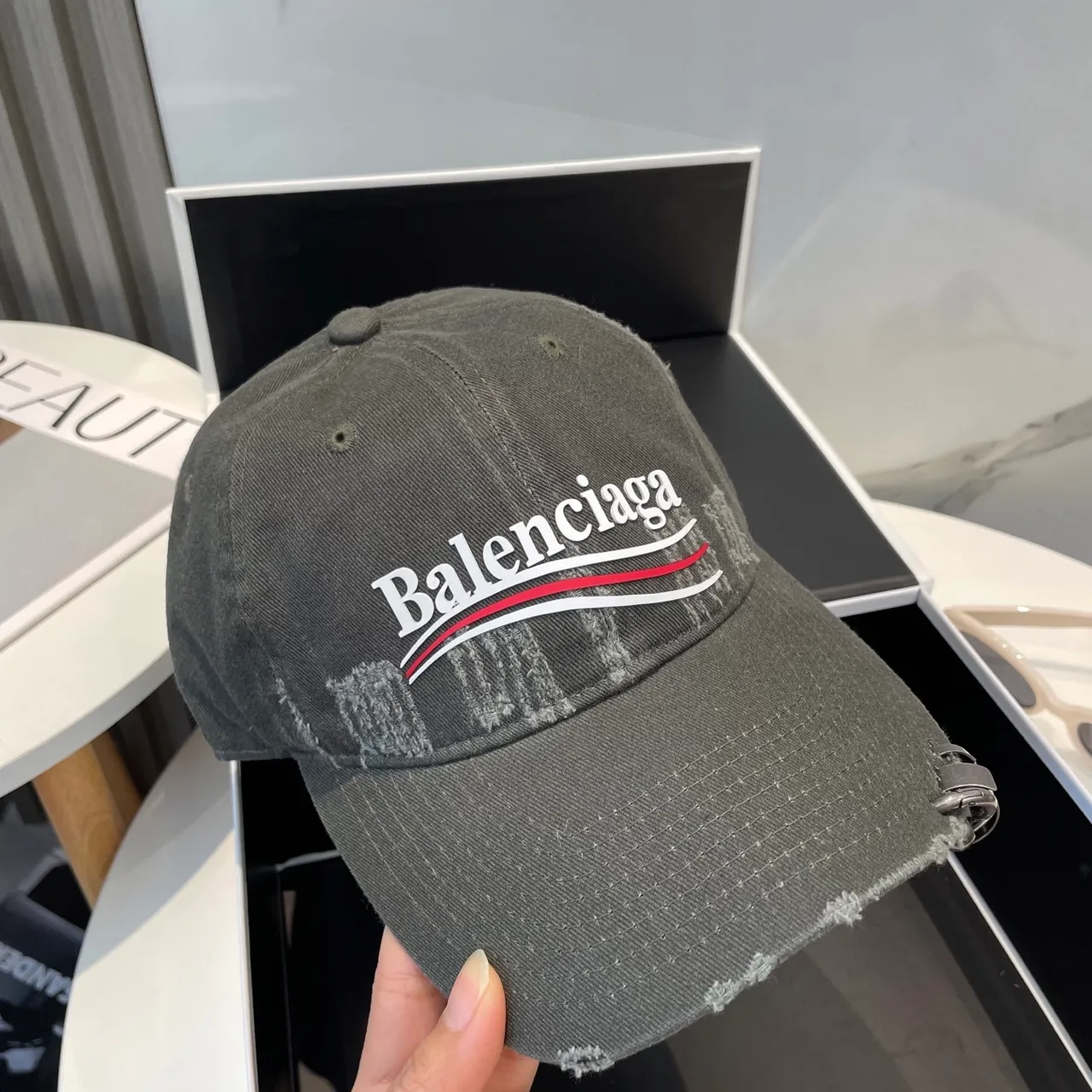 Balenciaga Gorra de béisbol con logo desgastado 3
