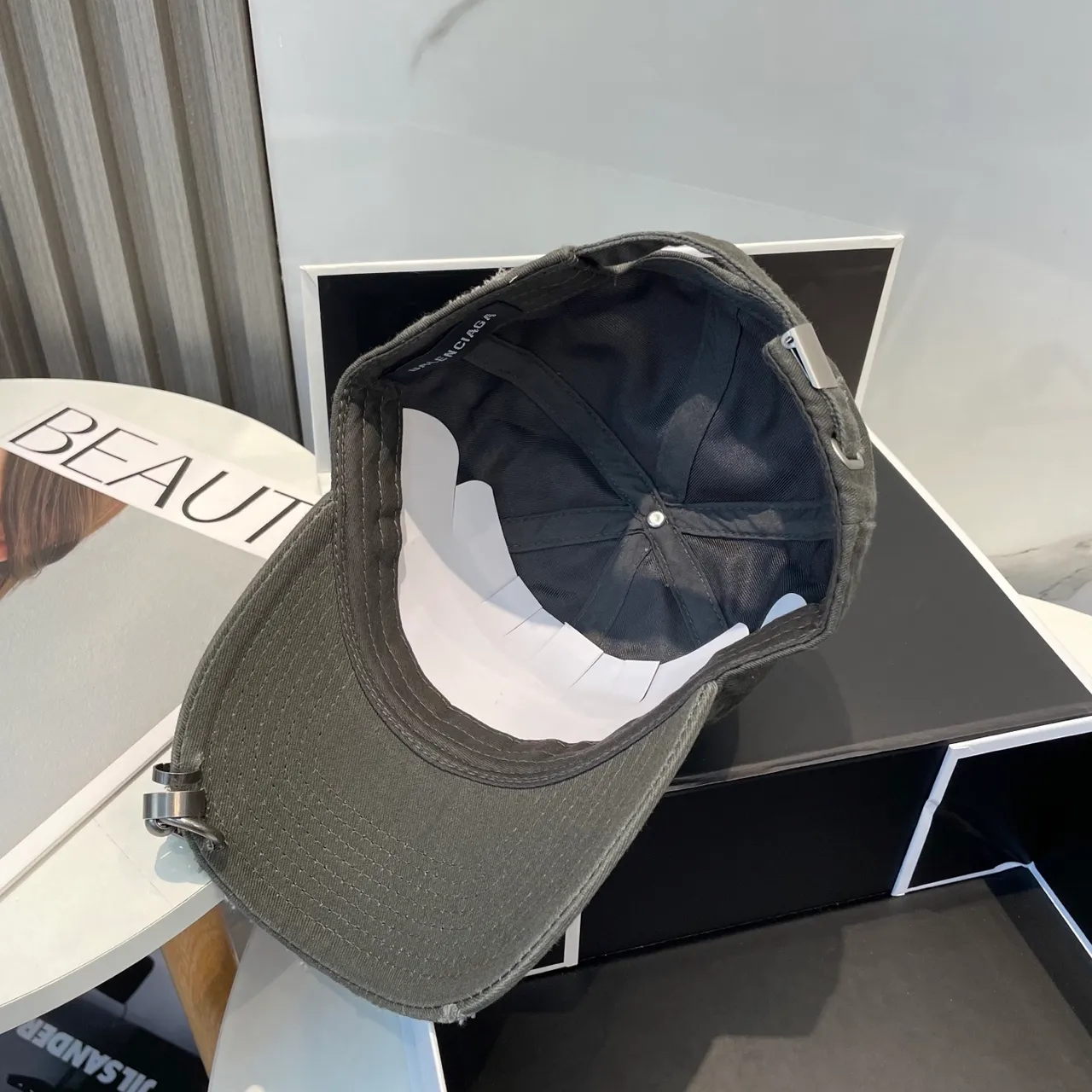 Balenciaga Gorra de béisbol con logo desgastado 5