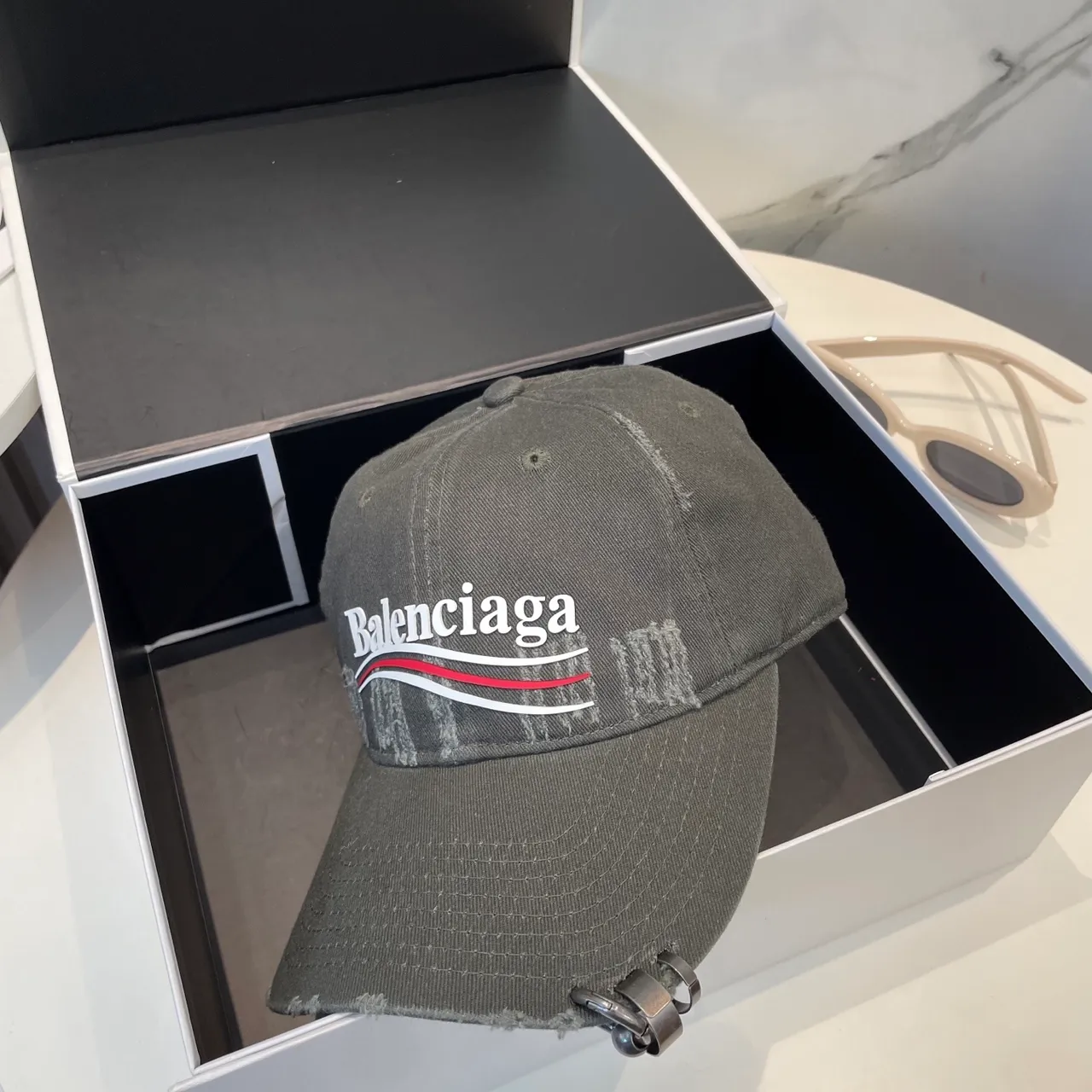 Balenciaga Gorra de béisbol con logo desgastado 6