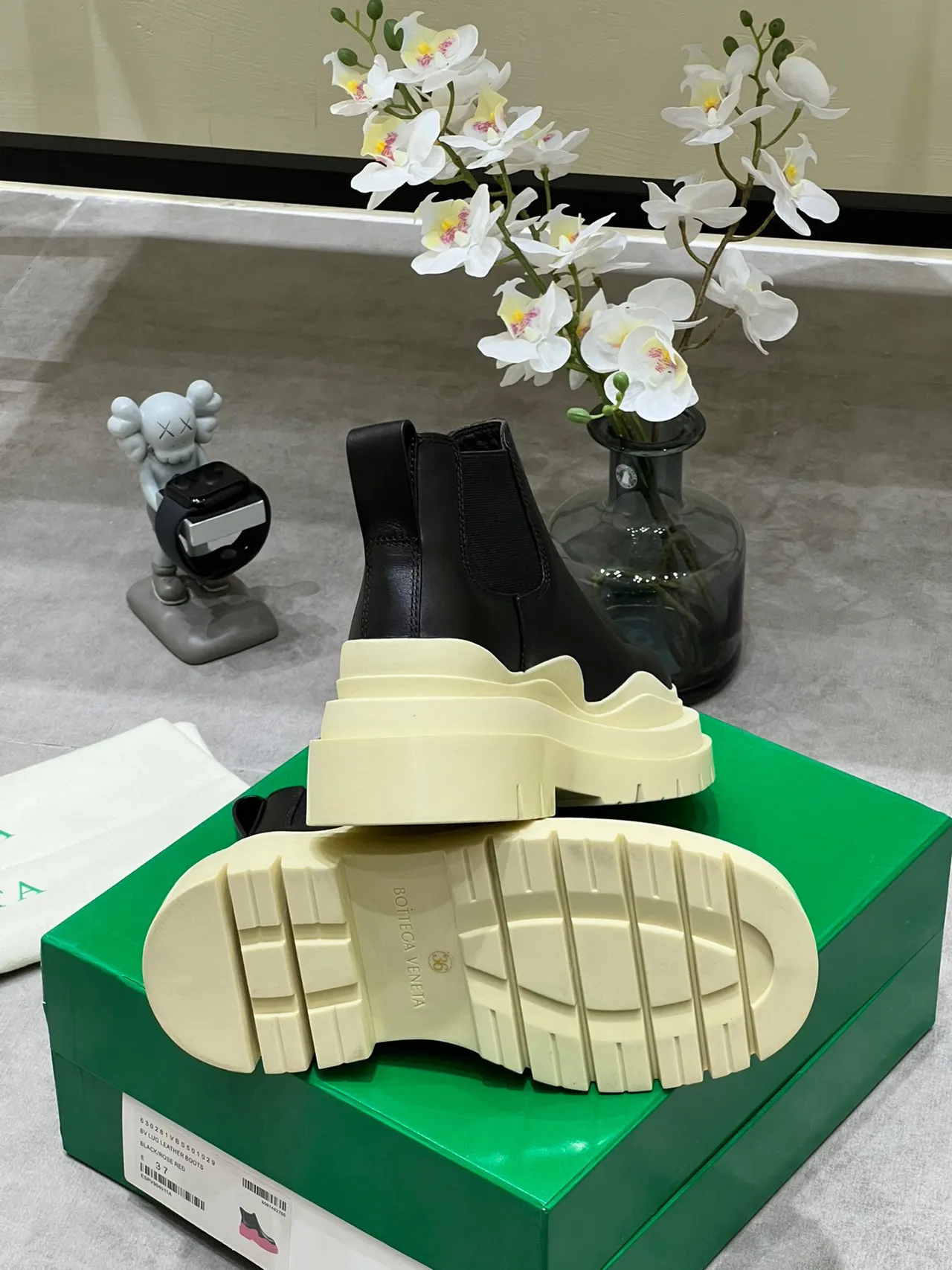 Balenciaga Le Cagole काले और क्रीम चेलसी बूट्स 2