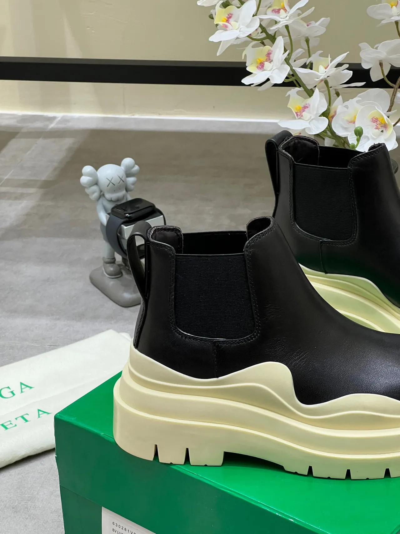 Balenciaga Le Cagole काले और क्रीम चेलसी बूट्स 3