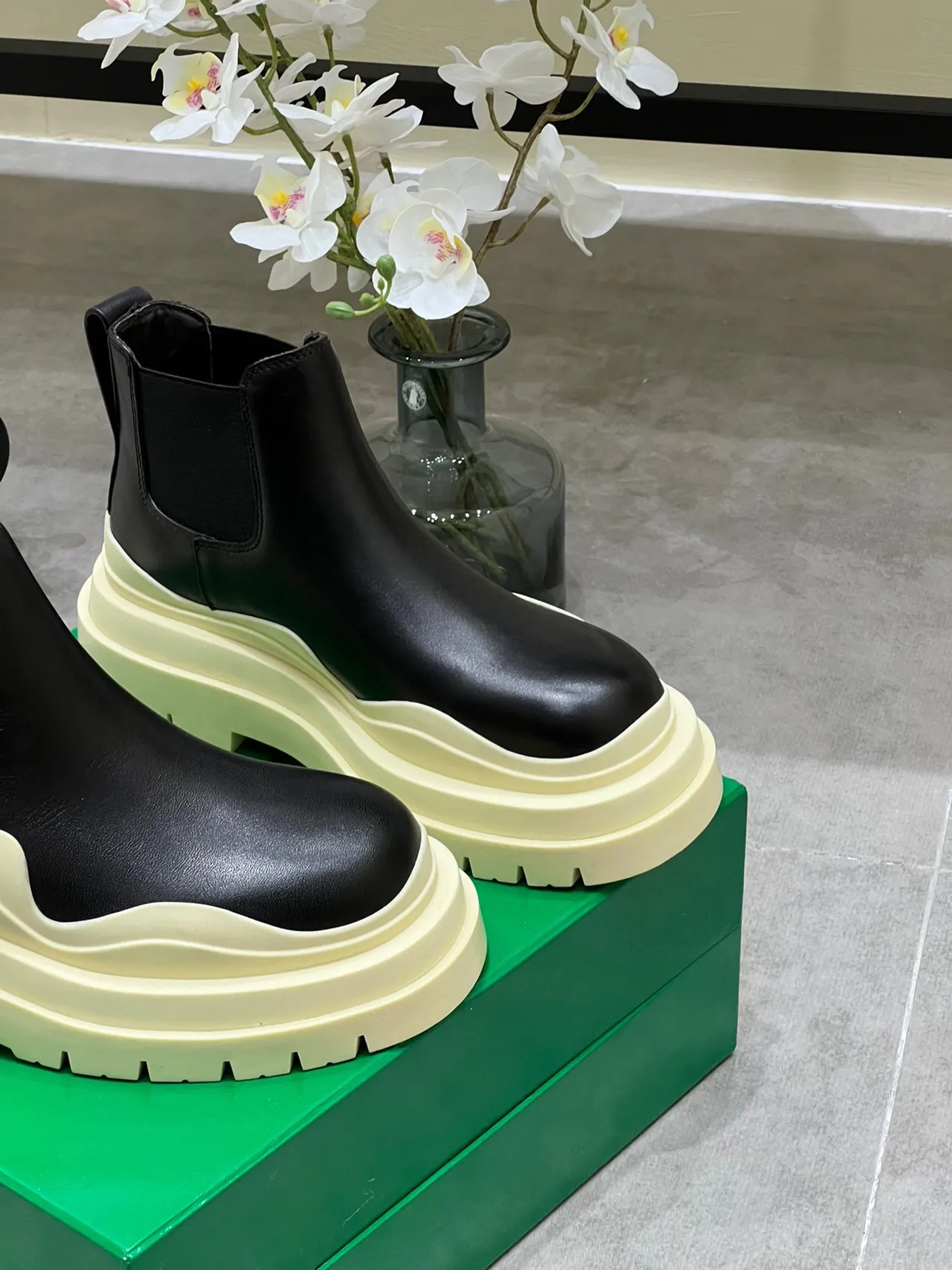 Balenciaga Le Cagole काले और क्रीम चेलसी बूट्स 4