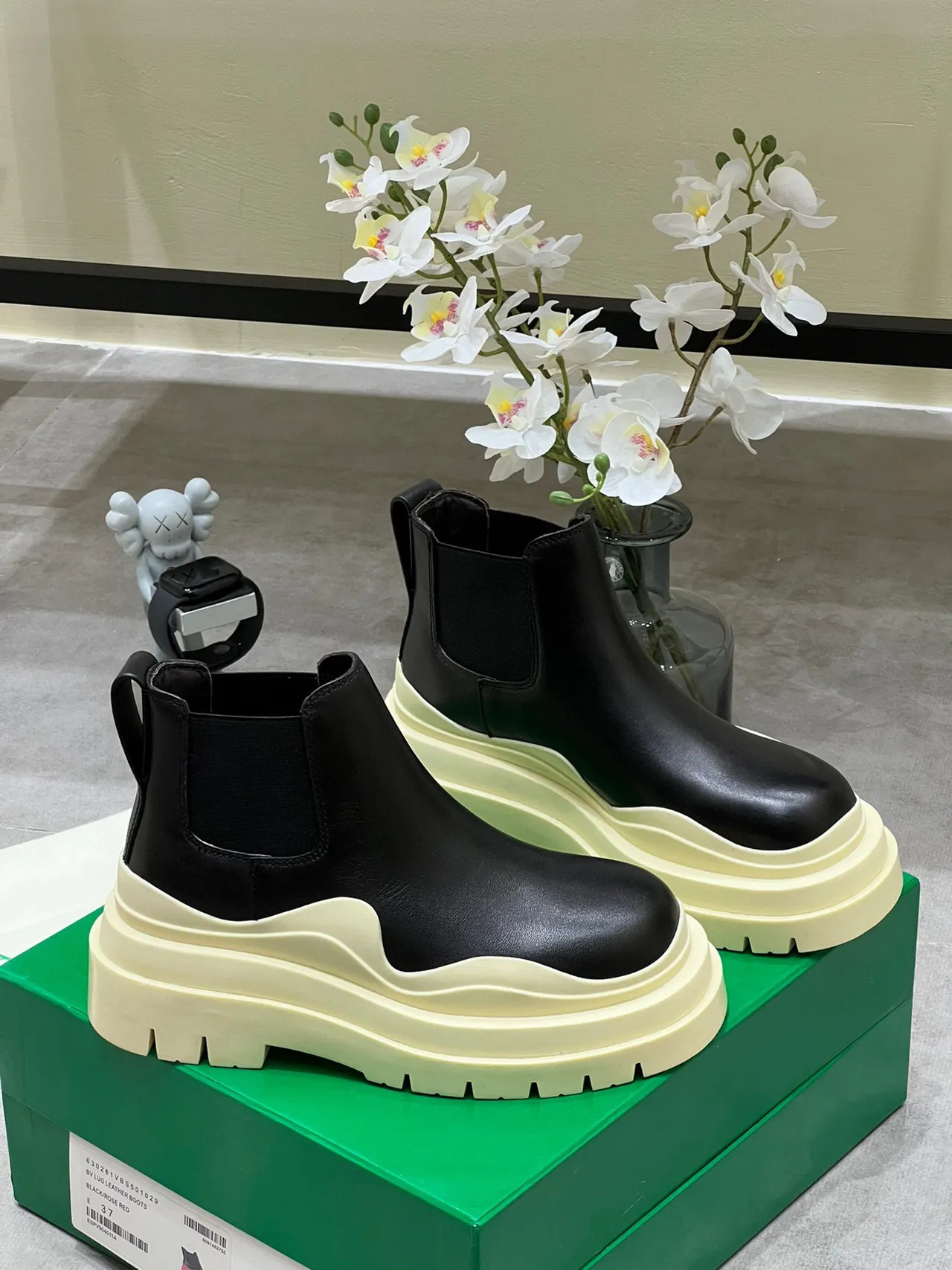 Balenciaga Le Cagole काले और क्रीम चेलसी बूट्स 5