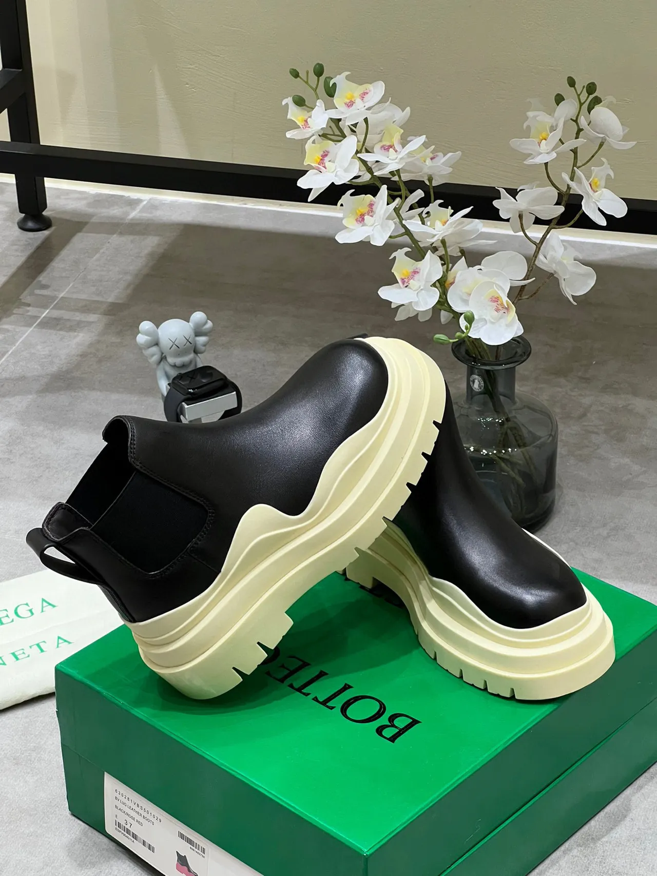 Balenciaga Le Cagole काले और क्रीम चेलसी बूट्स 6