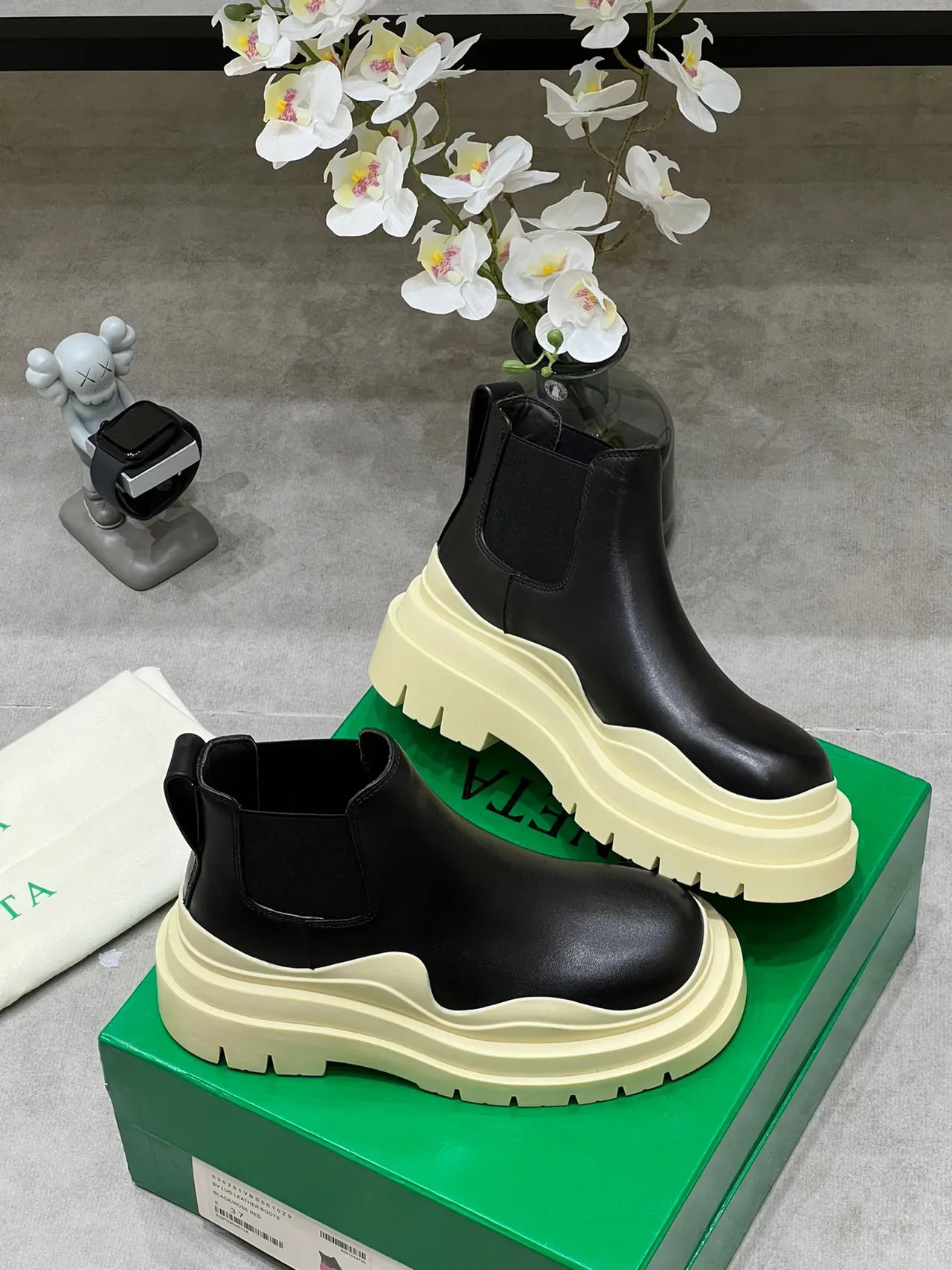 Balenciaga Le Cagole काले और क्रीम चेलसी बूट्स 7