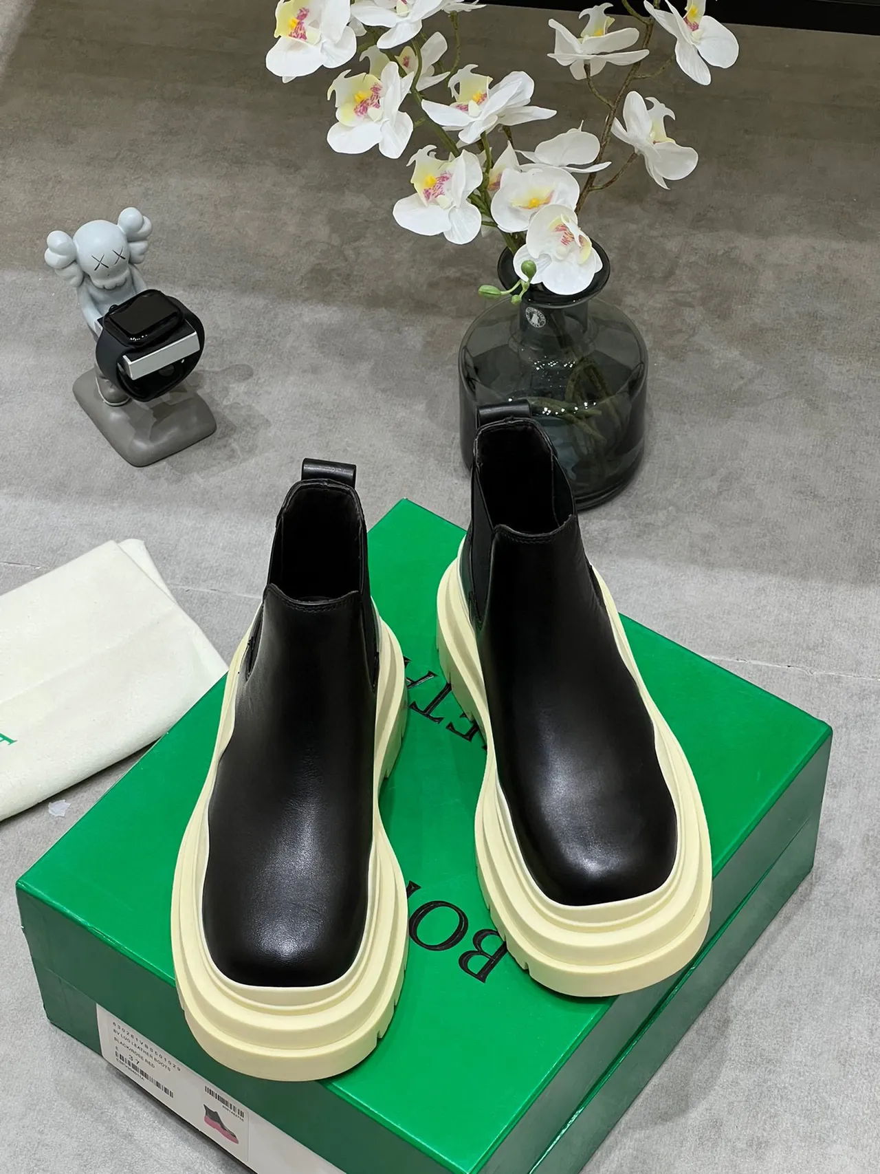 Balenciaga Le Cagole काले और क्रीम चेलसी बूट्स 8