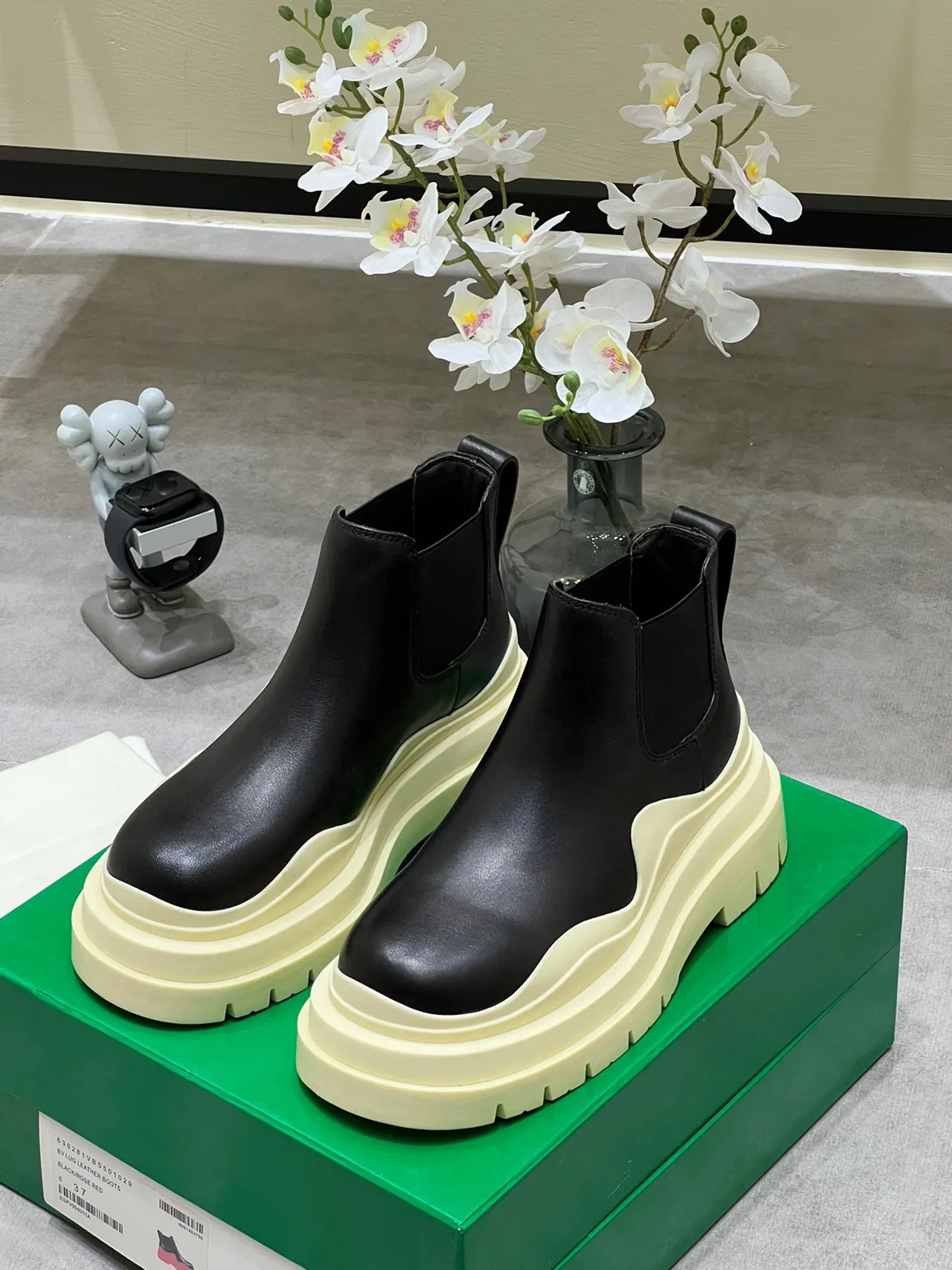 Balenciaga Le Cagole काले और क्रीम चेलसी बूट्स 9