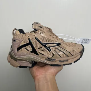 Balenciaga Runner बेज और ब्लैक चंकी स्नीकर