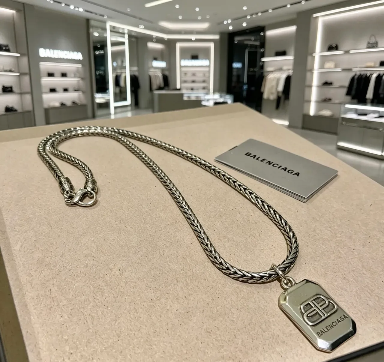 Balenciaga रजत बहावित धातु श्रृंखला आयताकार लोगो पेंडेंट नेकलेस 2