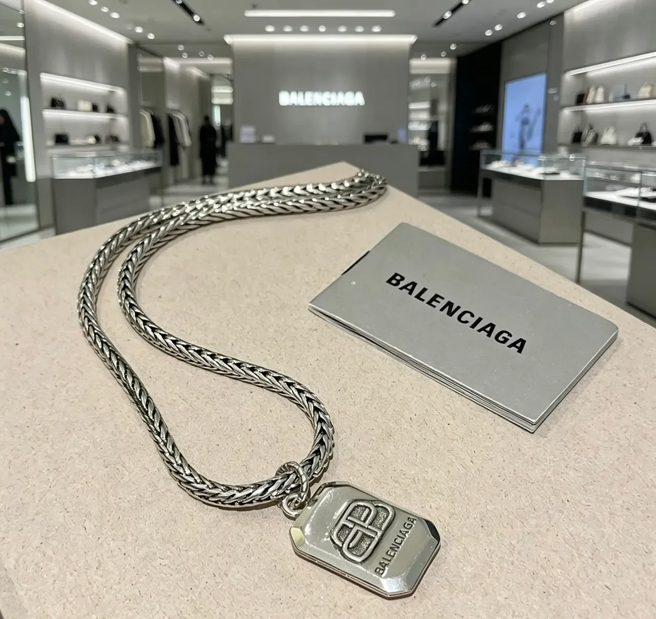 Balenciaga रजत बहावित धातु श्रृंखला आयताकार लोगो पेंडेंट नेकलेस 6
