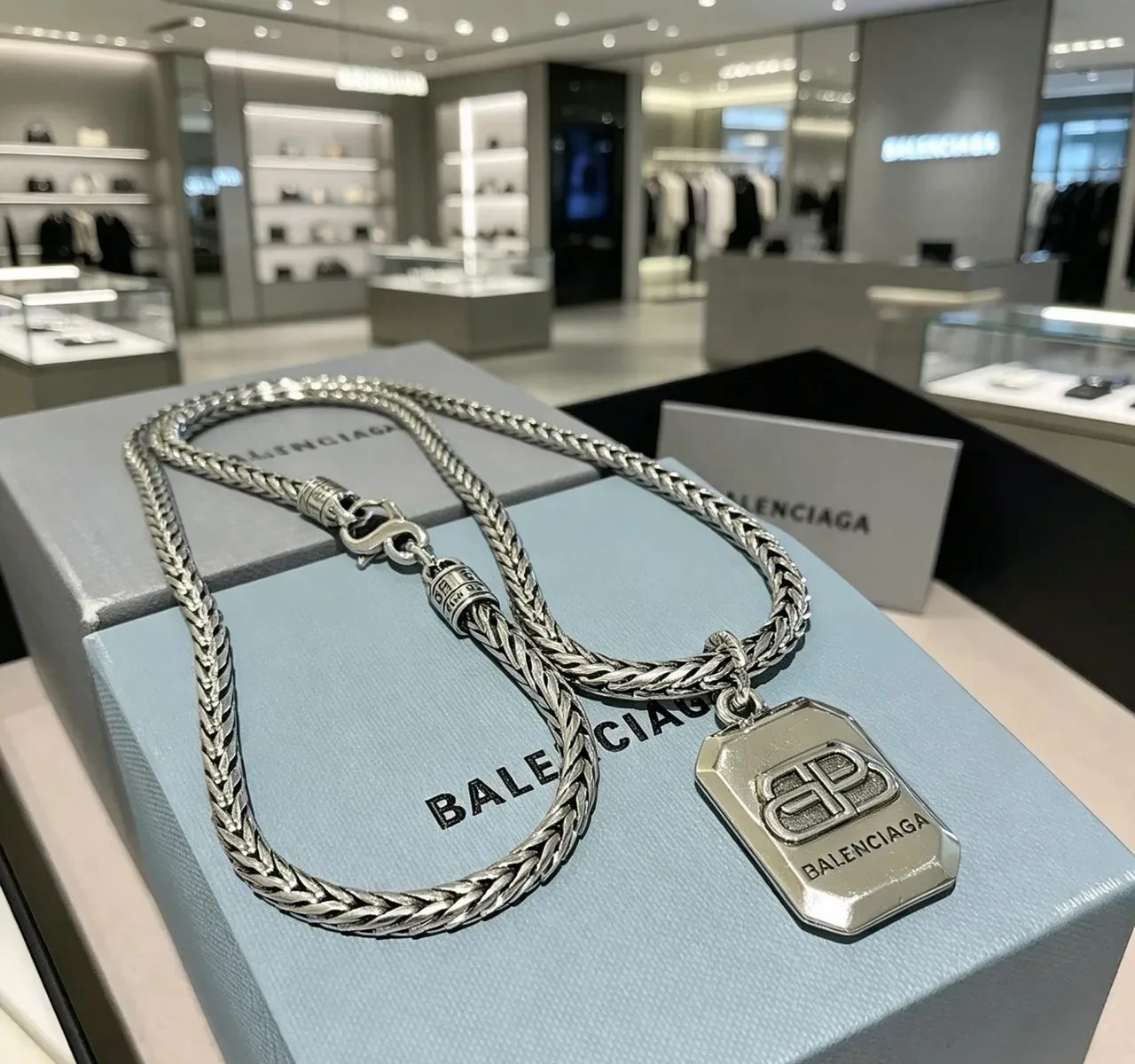 Balenciaga रजत बहावित धातु श्रृंखला आयताकार लोगो पेंडेंट नेकलेस 7