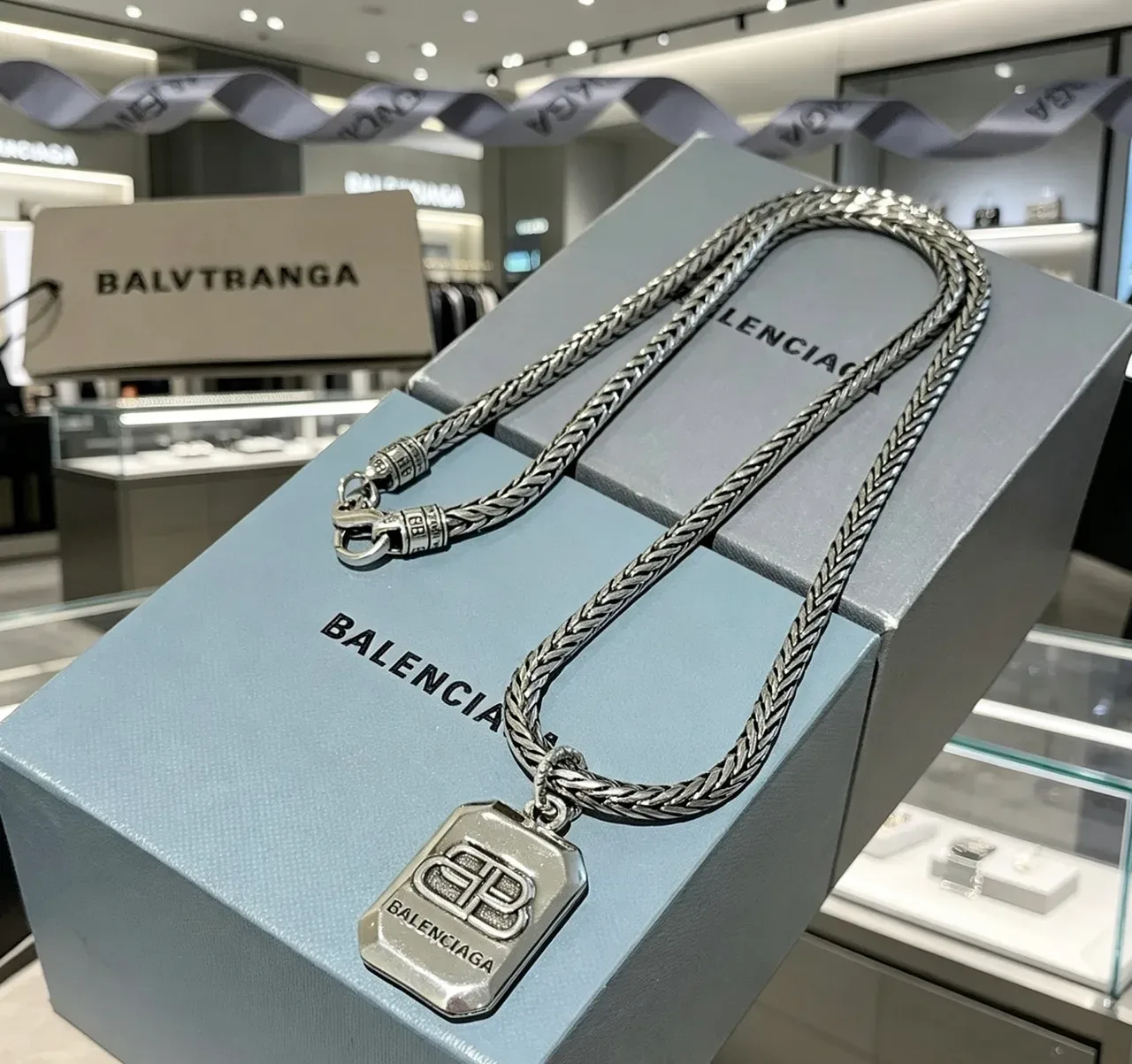 Balenciaga रजत बहावित धातु श्रृंखला आयताकार लोगो पेंडेंट नेकलेस 9