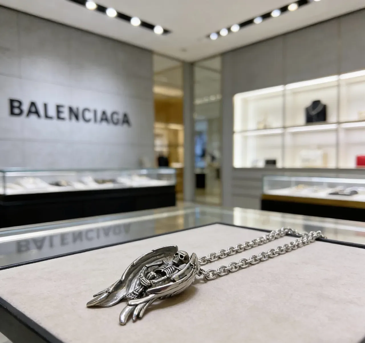 Balenciaga খুলি এঞ্জেল পেন্ডেন্ট সিলভার নেকলেস 4