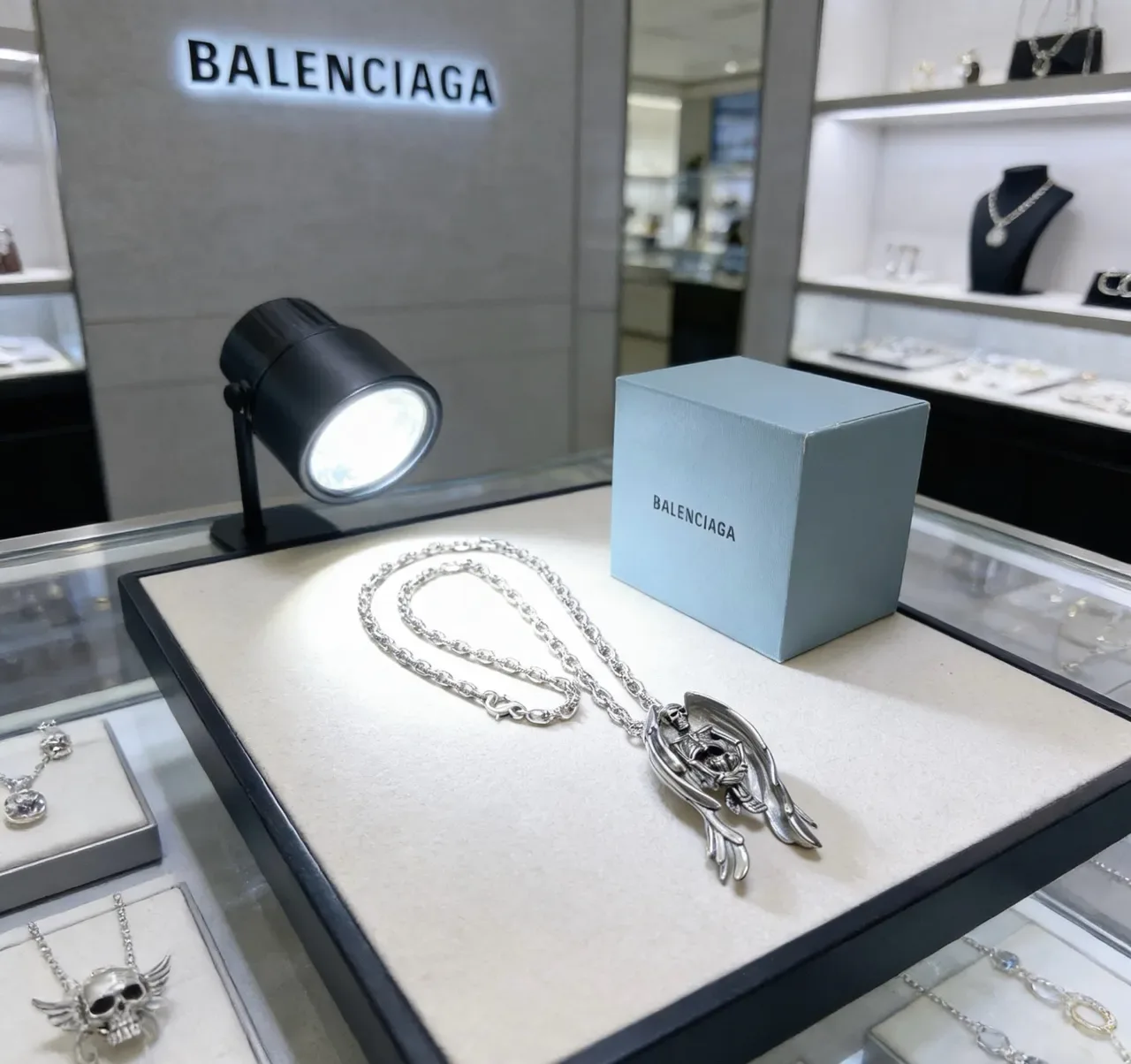 Balenciaga খুলি এঞ্জেল পেন্ডেন্ট সিলভার নেকলেস 9