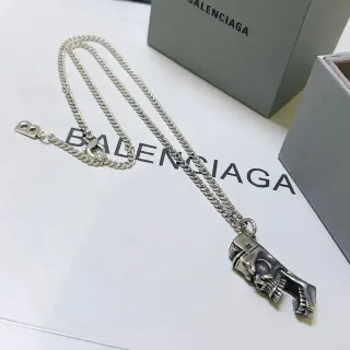 Balenciaga खोपड़ी लाइटर पेंडेंट सिल्वर चेन नेकलेस