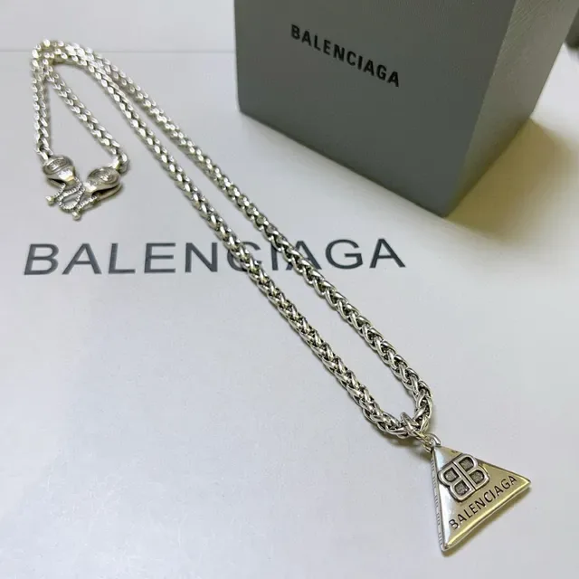 Balenciaga 银色三角吊坠 曲链项链 3