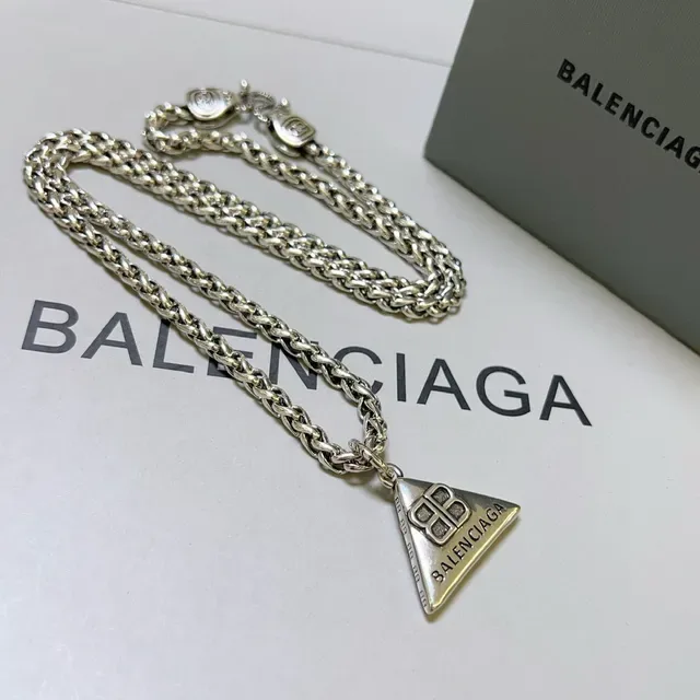 Balenciaga 银色三角吊坠 曲链项链 4