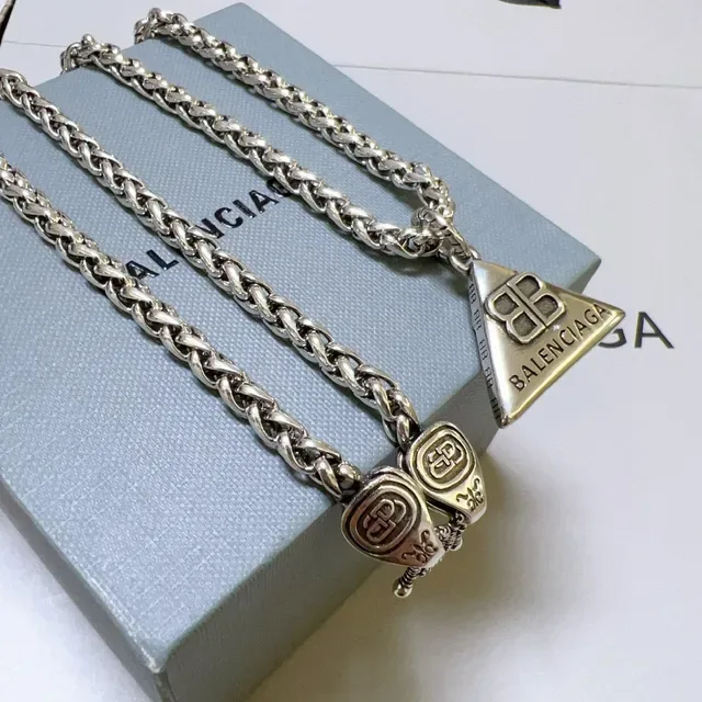 Balenciaga 银色三角吊坠 曲链项链 6