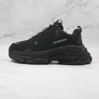 Balenciaga Triple S काले चंकी स्नीकर