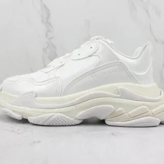 Balenciaga Triple S সাদা এবং ক্রিম চাঙ্কি স্নিকার্স