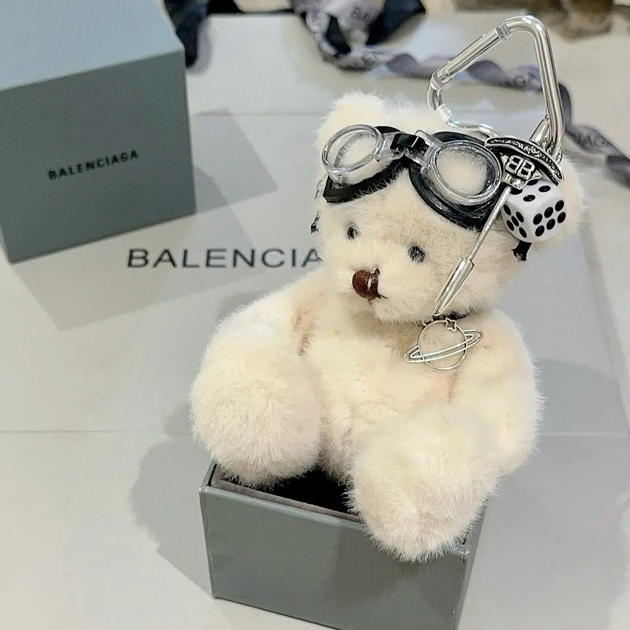 Balenciaga সাদা কালো প্লাশ টেডি বিয়ার গগল-অ্যাকসেন্টেড হ্যান্ডব্যাগ 2