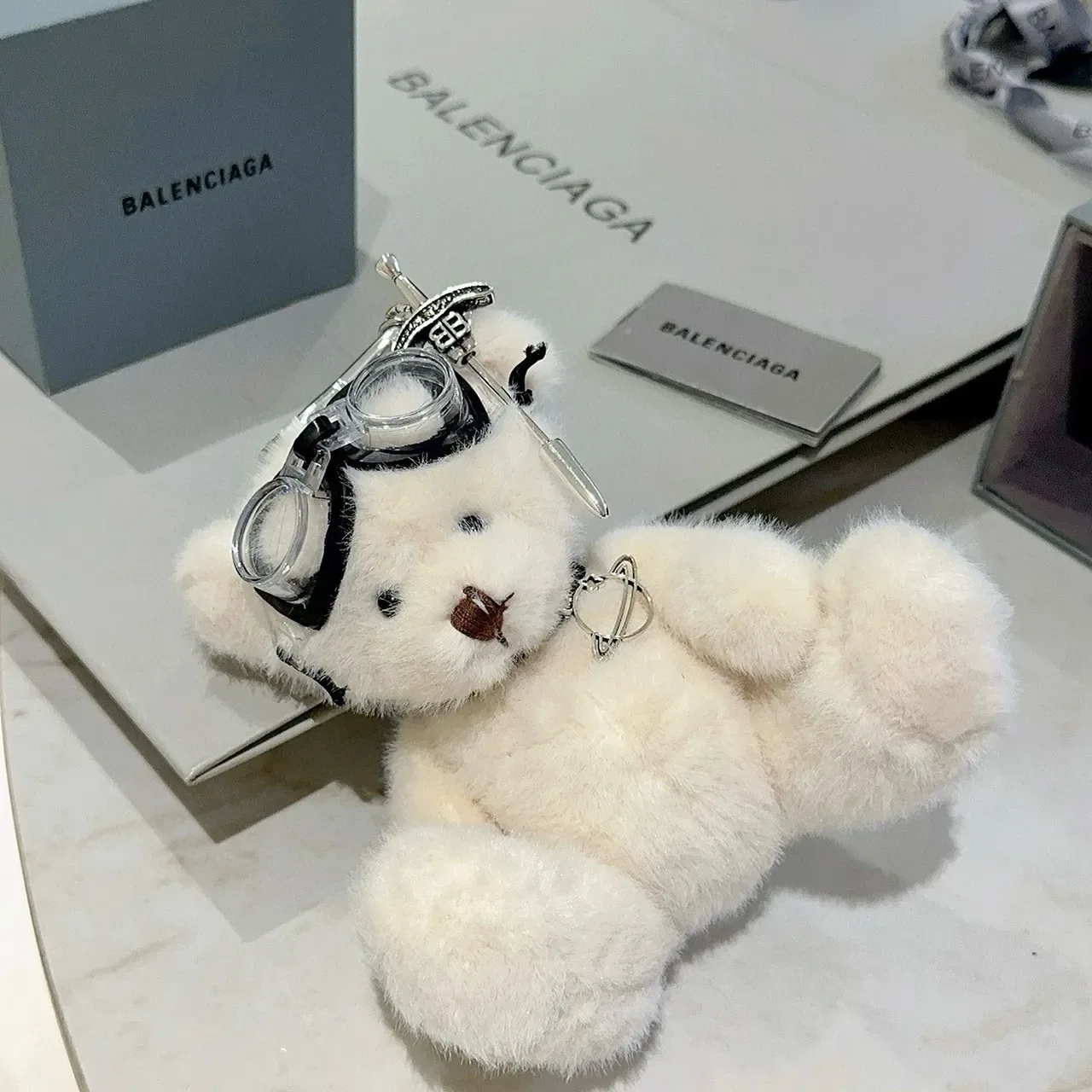 Balenciaga সাদা কালো প্লাশ টেডি বিয়ার গগল-অ্যাকসেন্টেড হ্যান্ডব্যাগ 3