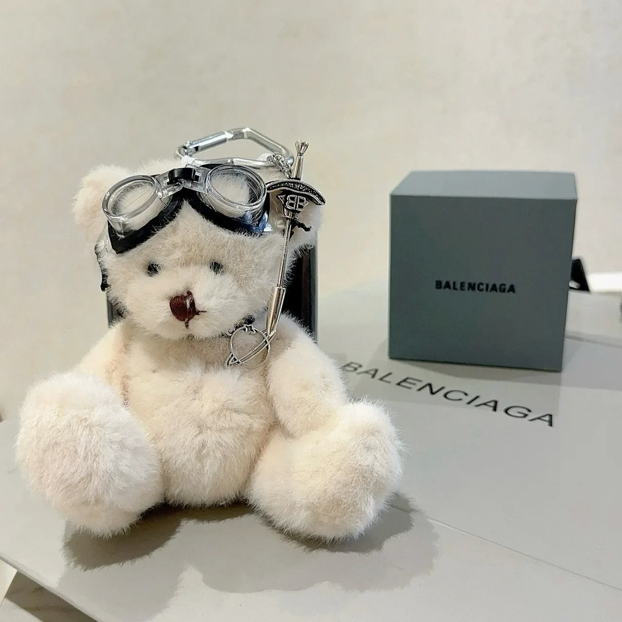 Balenciaga সাদা কালো প্লাশ টেডি বিয়ার গগল-অ্যাকসেন্টেড হ্যান্ডব্যাগ 8