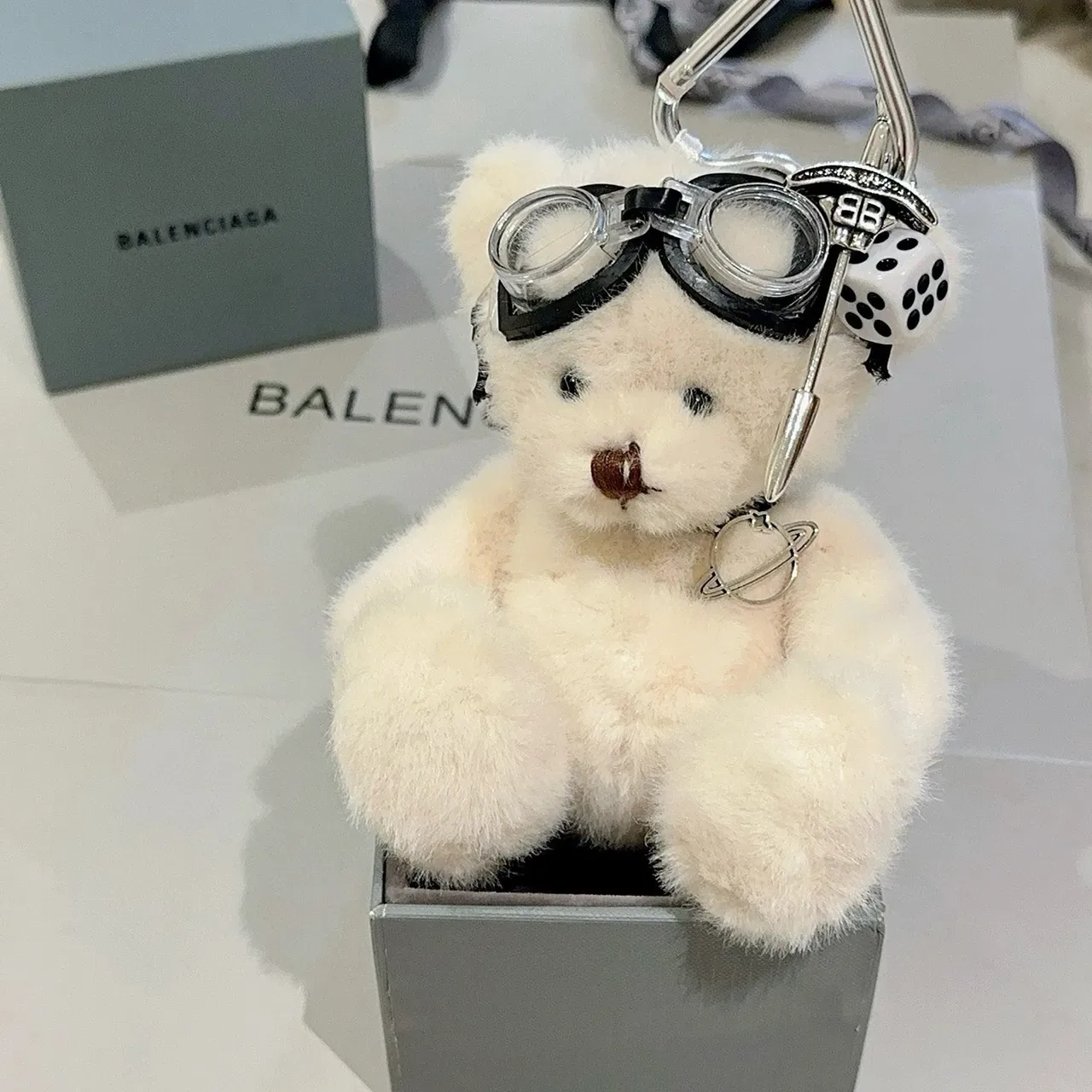 Balenciaga সাদা কালো প্লাশ টেডি বিয়ার গগল-অ্যাকসেন্টেড হ্যান্ডব্যাগ 9