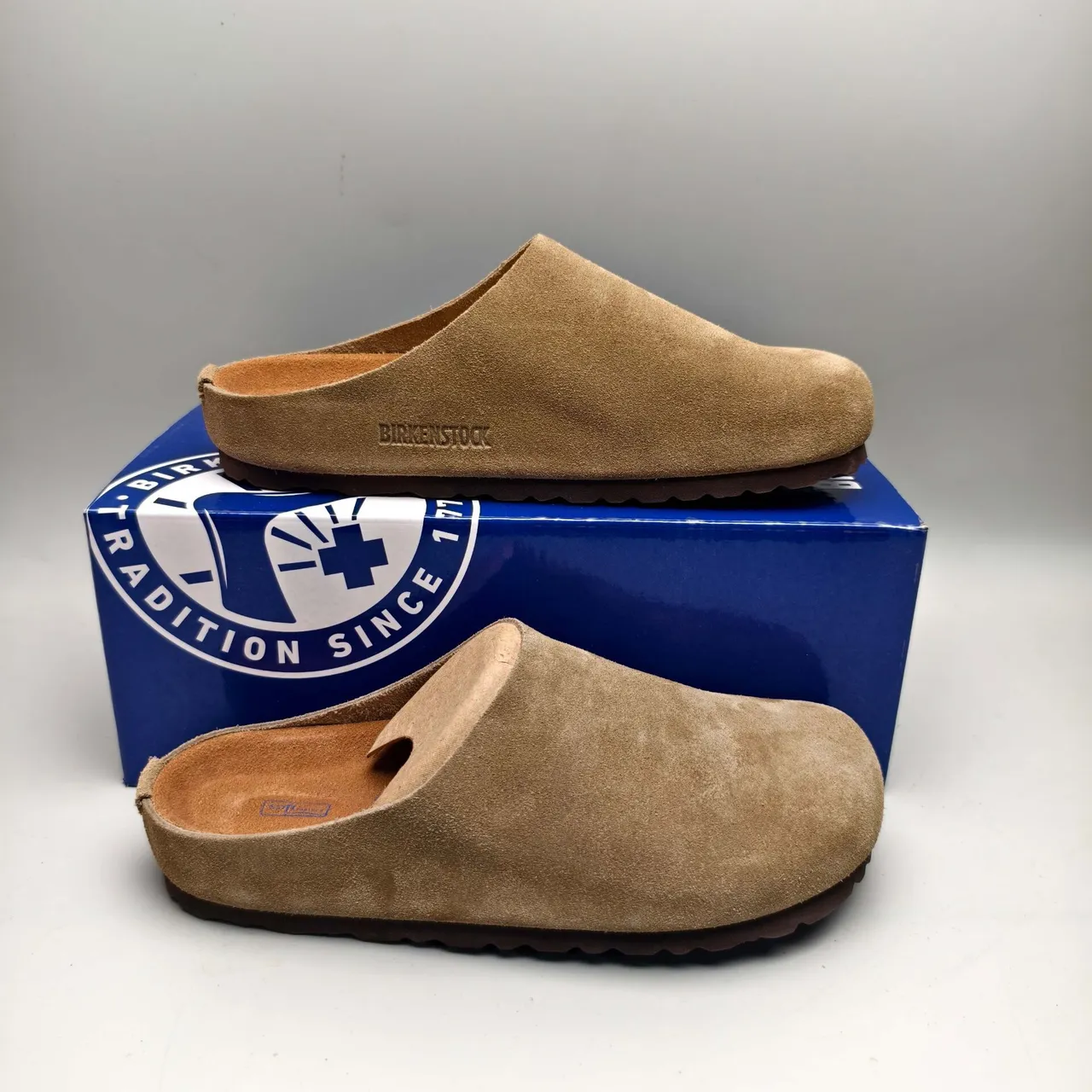 Birkenstock Boston सुड टैन स्लिपर्स 4